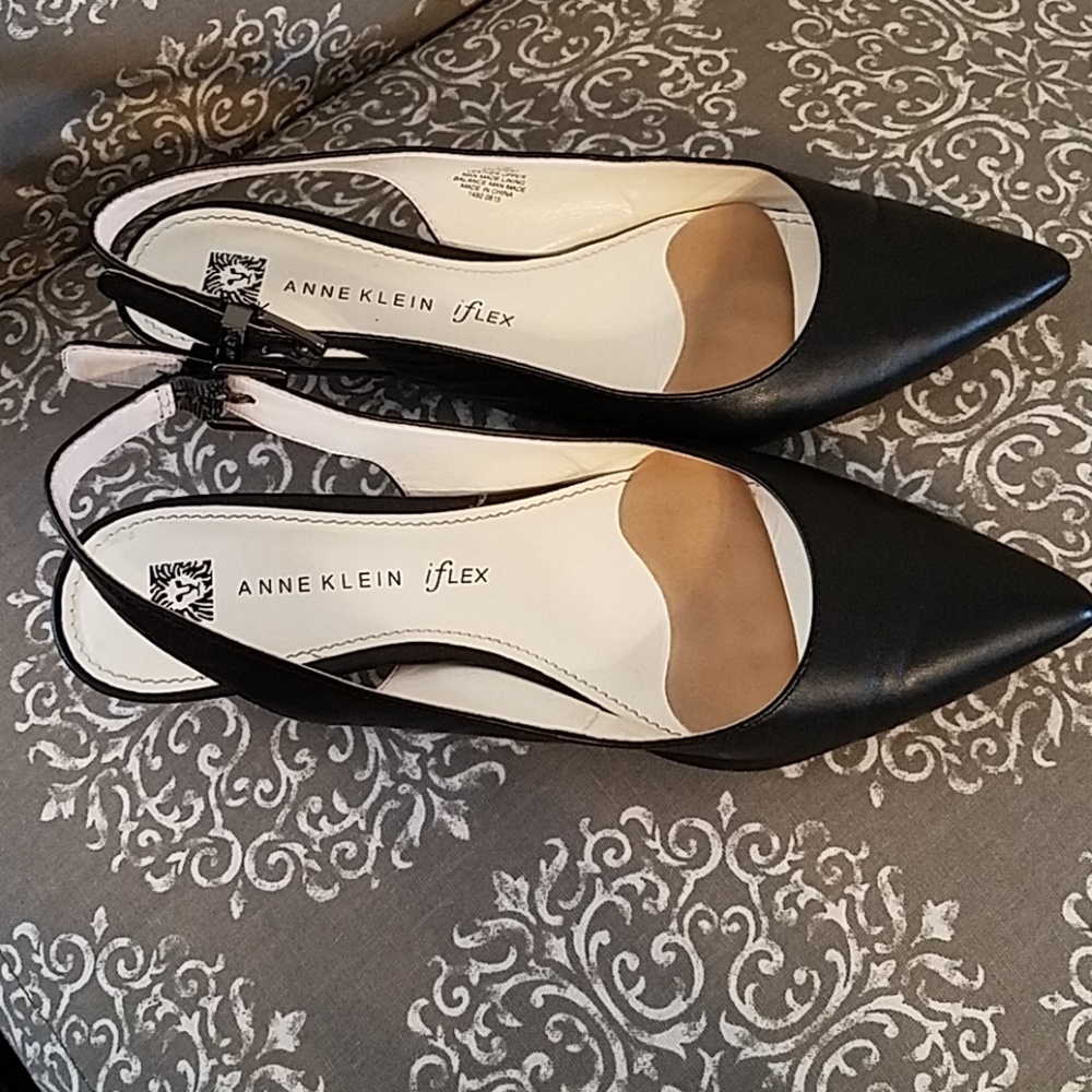 Women's black dress shoes